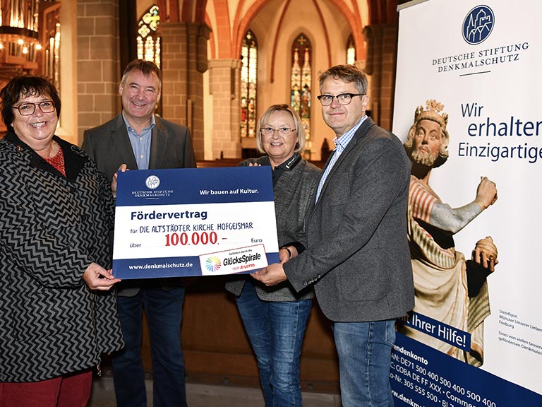 von rechts im Bild: Pfarrer Markus Schnepel, Sieglinde Löber (Kirchenvorstand Altstädter Kirche), Holger Petri und Claudia Ulrich (Ortskuratorin Deutsche Stiftung Denkmalschutz)