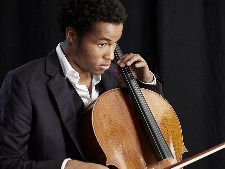 Sheku Kanneh-Mason mit seinem Cello.