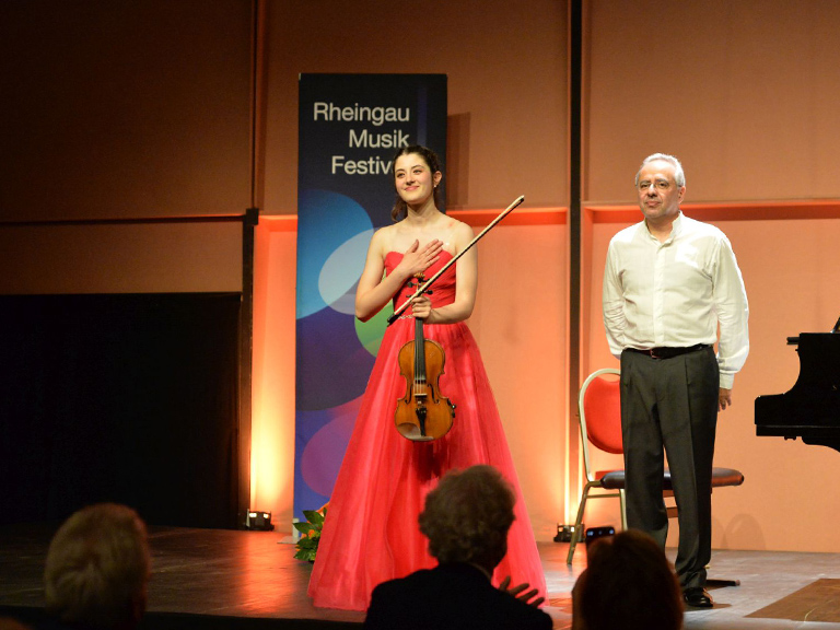 María Dueñas, links, mit Pianist Robert Kulek. Bildnachweis: RMF/Klostermann.