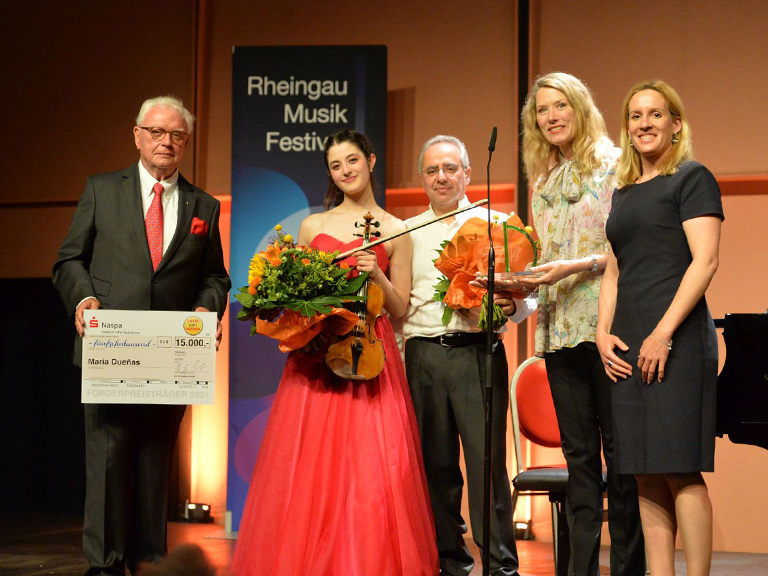 Die Verleihung des LOTTO-Förderpreises beim Rheingau Musik Festival 2021, v.l.n.r.: Michael Herrmann, Intendant des Rheingau Musik Festivals; Preisträgerin María Dueñas; Pianist Robert Kulek; Lottofee Franziska Reichenbacher; Barbara Figgemeier, Vertriebsleiterin bei LOTTO Hessen