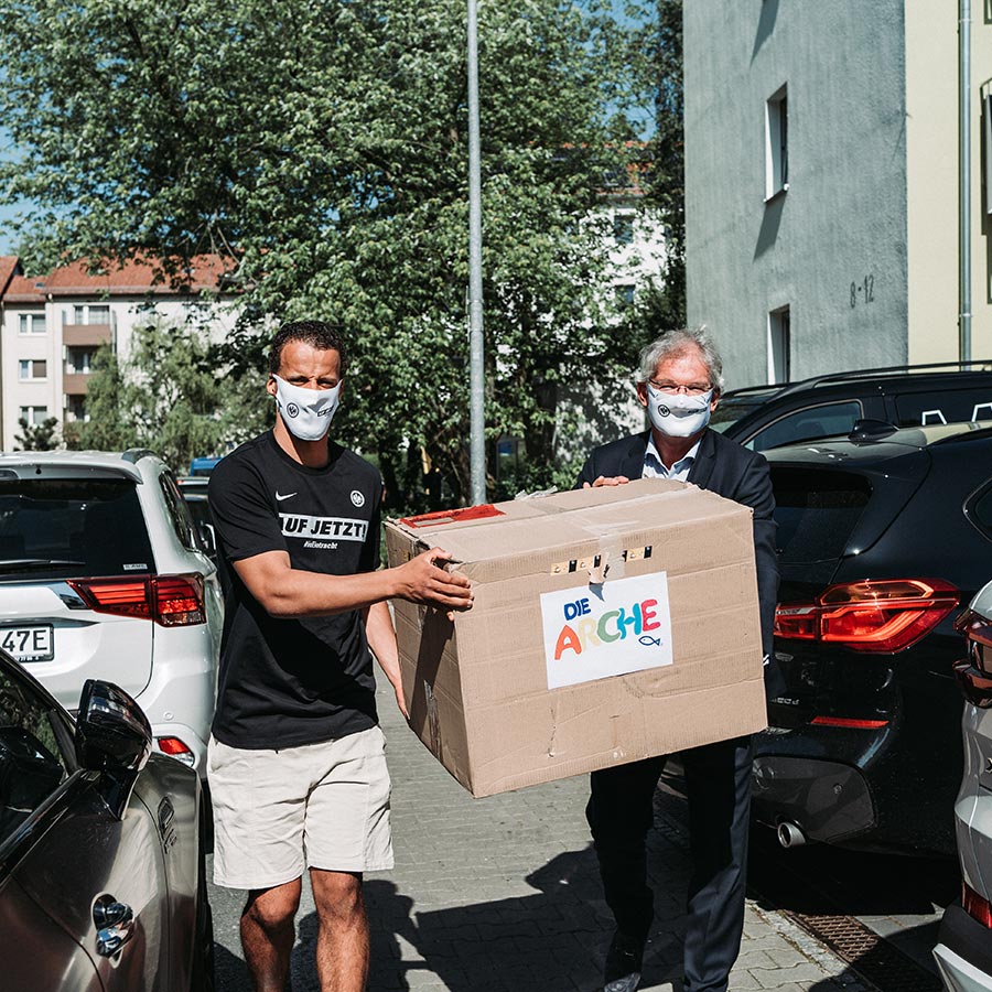 LOTTO Hessen spendet 18.000 Masken für „AUF JETZT! #inEintracht“-Kampagne