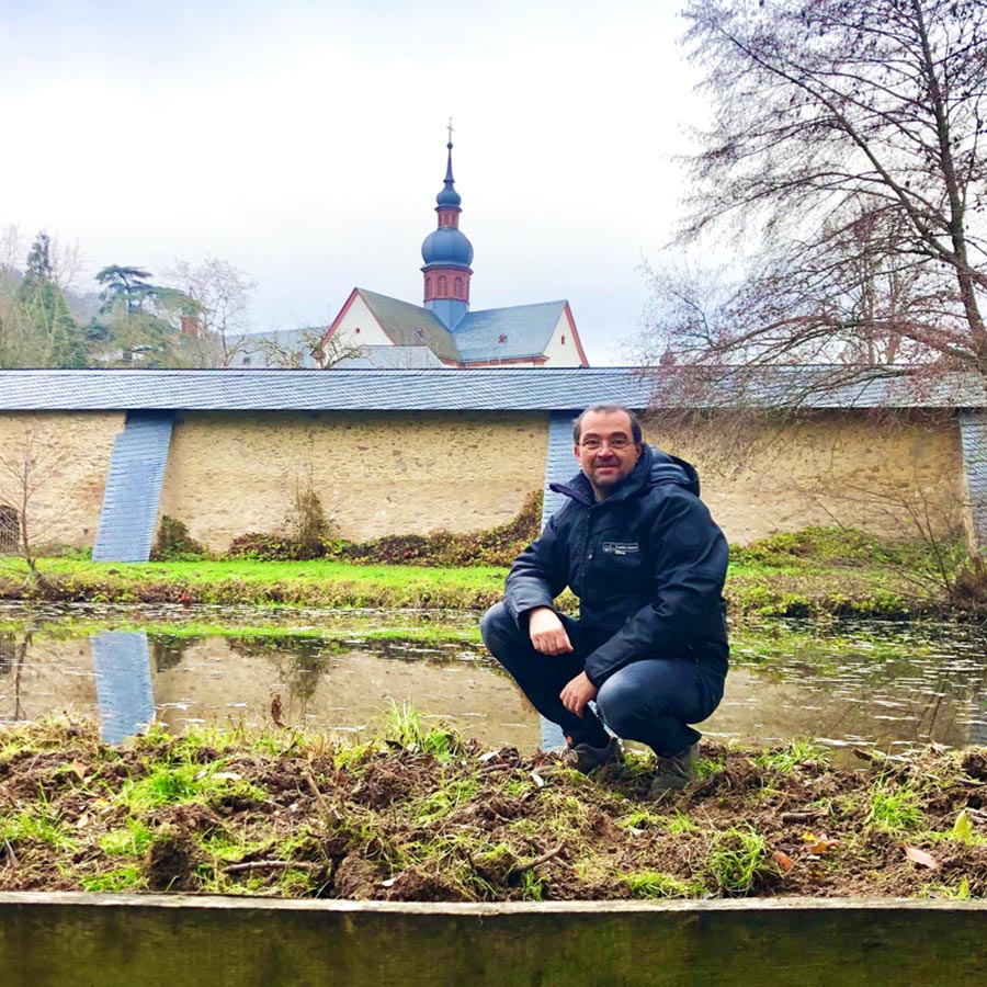 Projektleiter Ronny Weiß am Löschteich auf dem Klostergelände.