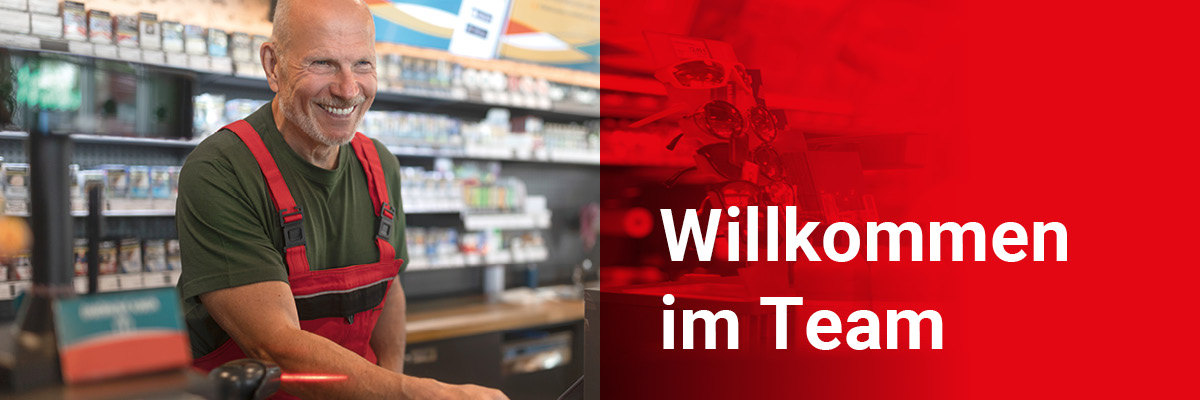 Person an einer Ladentheke bedient Kunden. Auf dem Bild ist der Schriftzug "Willkommen im Team" sichtbar